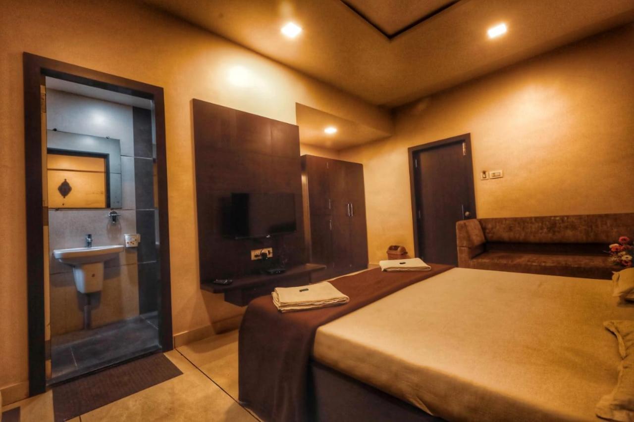 Hotel Kiran Miraj מראה חיצוני תמונה