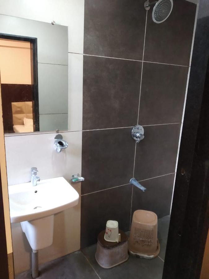 Hotel Kiran Miraj מראה חיצוני תמונה