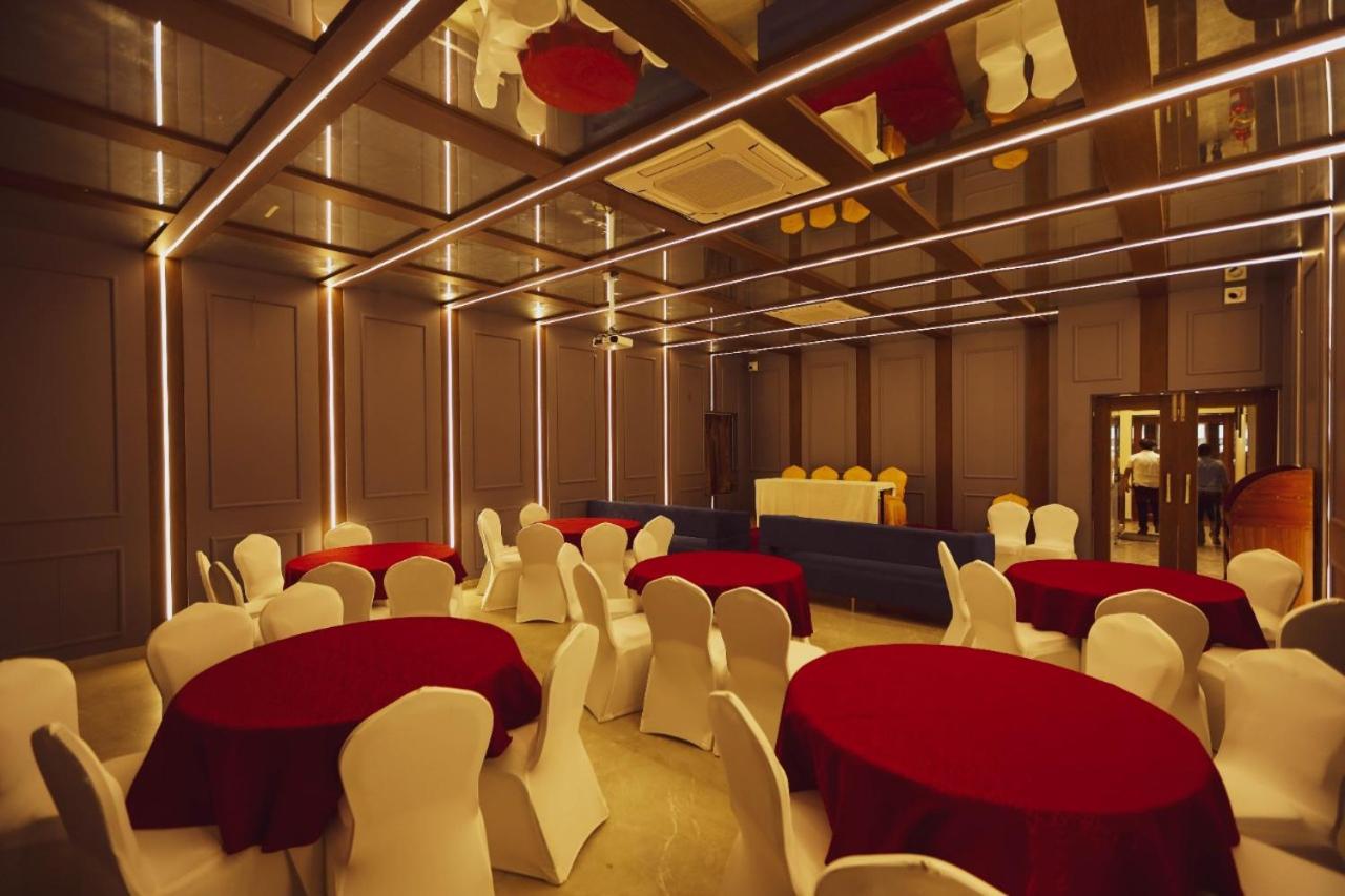 Hotel Kiran Miraj מראה חיצוני תמונה